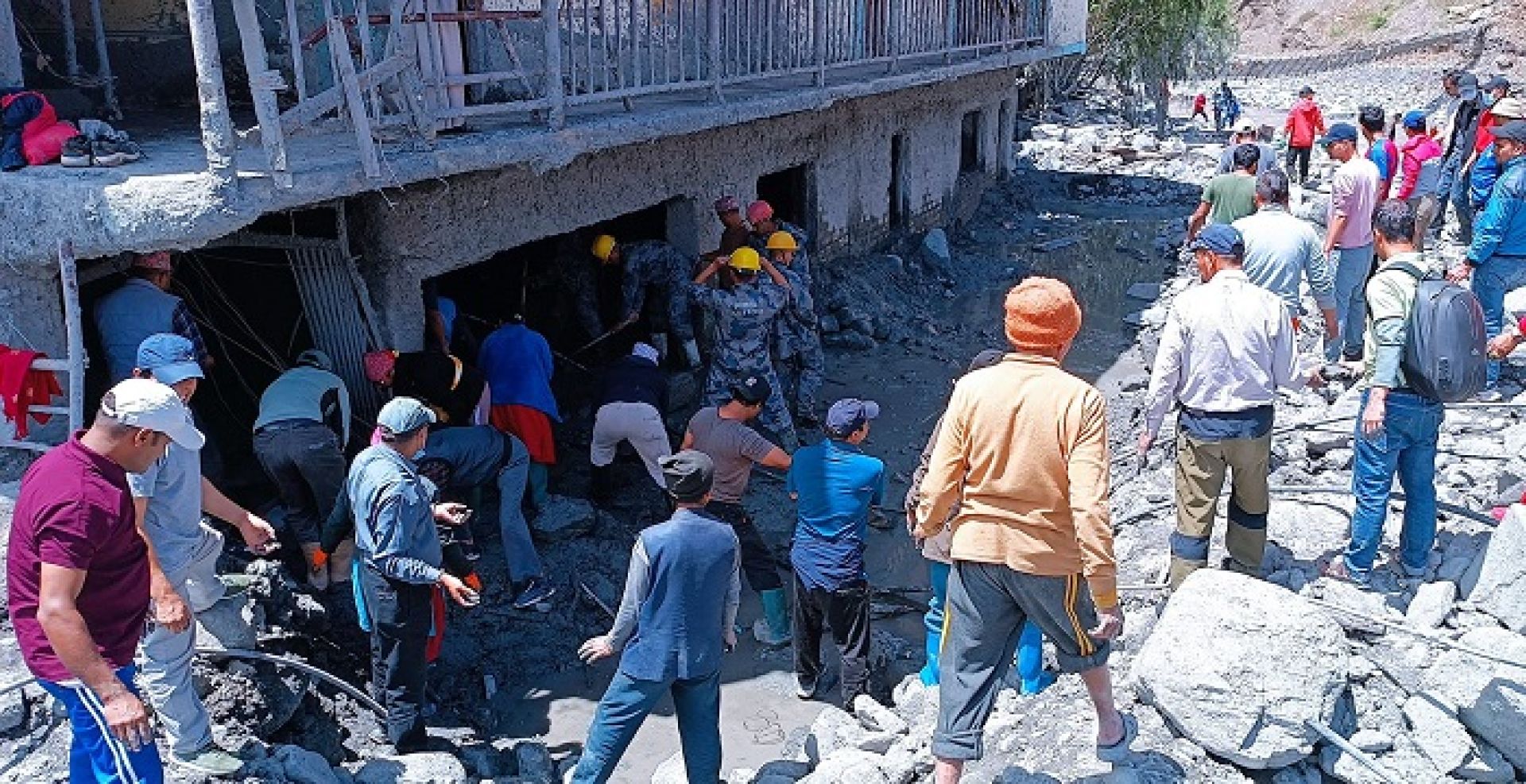 कागबेनीमा बाढीले पुरिएको दुई बैंकको डेढ करोड रुपैयाँ फेला